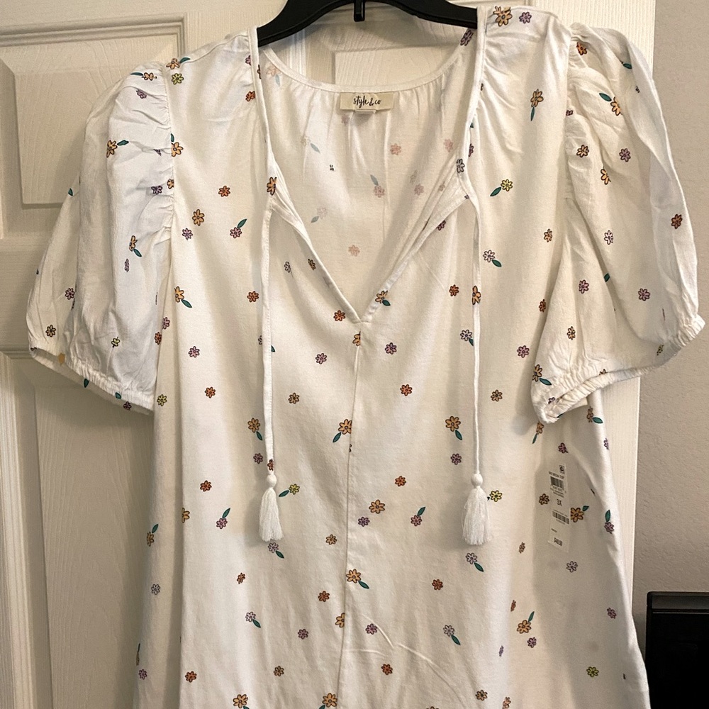 Beautiful white t-shirt with colored details in size 3X.